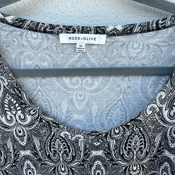 Rose + Olive Black and White Paisley Tunic with cream sheer trim in a Size 2X - Picture 3 of 6
